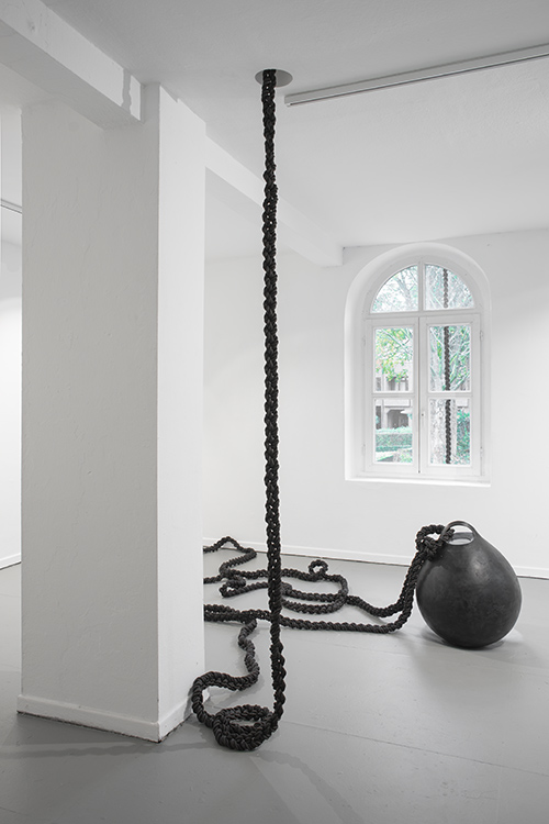 Miriam Jonas verbindet verschiedene Techniken und Materialien – wie bei „Rapunzel“(Kunstverein Greven, 2017), wo sie ein geflochtenes Seil mit einer Abrissbirne aus Gips, Pigment und Metall kombinierte / Foto: Jean Rousseau