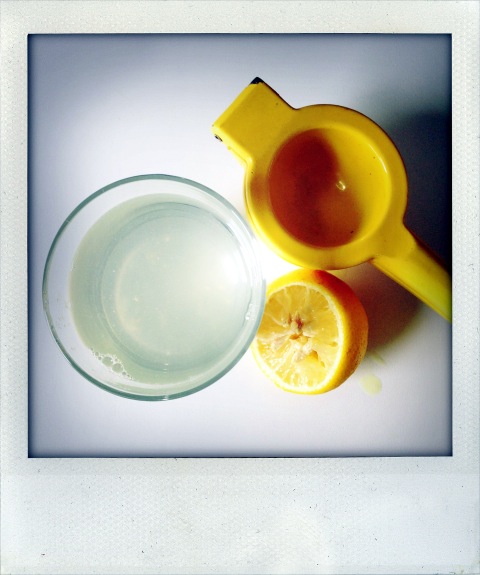 Wasser mit Zitrone wirkt basisch