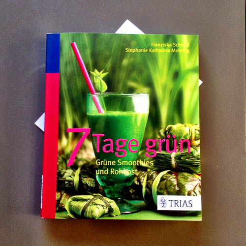 Wer es im Selbstversuch ausprobieren möchte der ist gut beraten mit dem "7 Tage Grün" Buch von Franziska Schmid