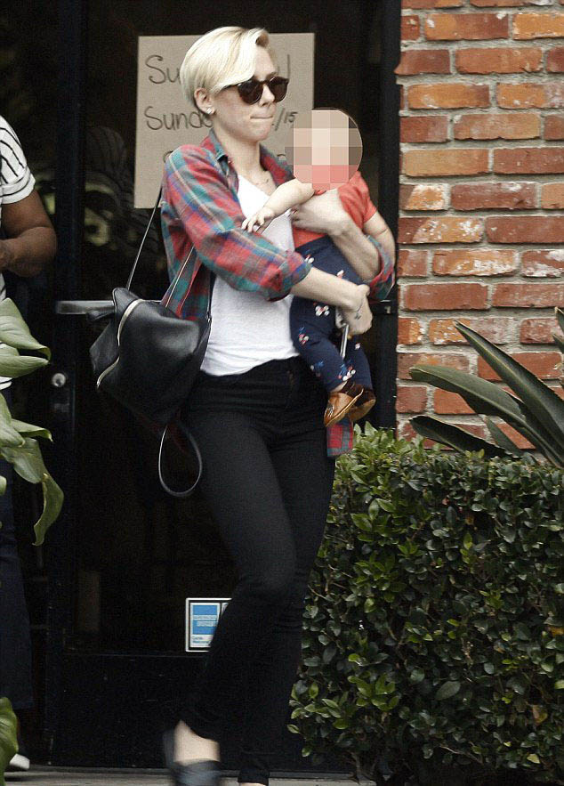 Scarlett Johansson mit einer KARA Bag