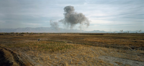 Luc Delahaye, US Bombing on Taliban Positions, 2001, © Courtesy Luc Delahaye & Galerie Nathalie Obadia, Paris/Bruxelles