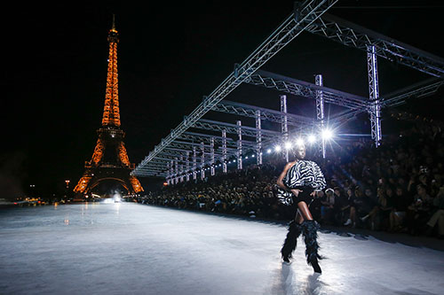 Beeindruckende Kulisse: Saint Laurent legt die F/S-Kollektion 2018 dem funkelnden Eiffelturm zu Füßen / Foto: catwalkpictures.com